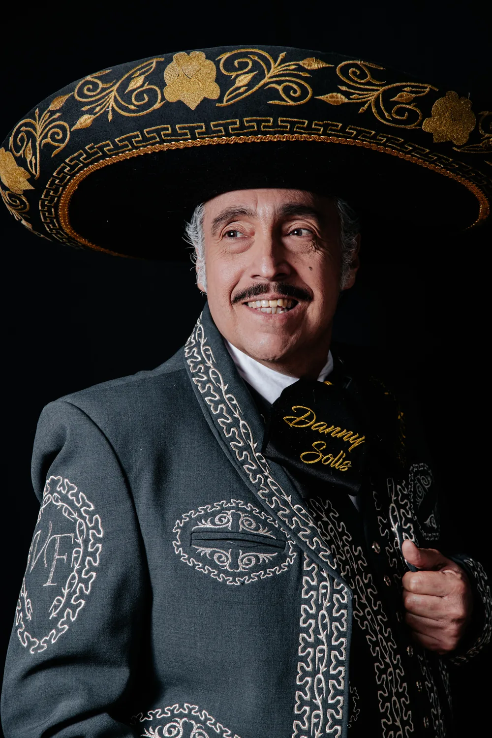 Danny Sol&iacute;s con traje de charro y sombrero bordado, homenaje a Vicente Fern&aacute;ndez