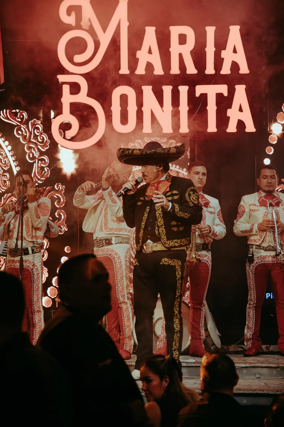 Danny Sol&iacute;s cantando en tarima con mariachi