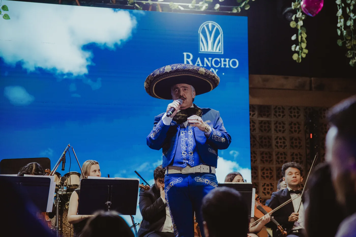 Danny Sol&iacute;s cantando en escenario con orquesta