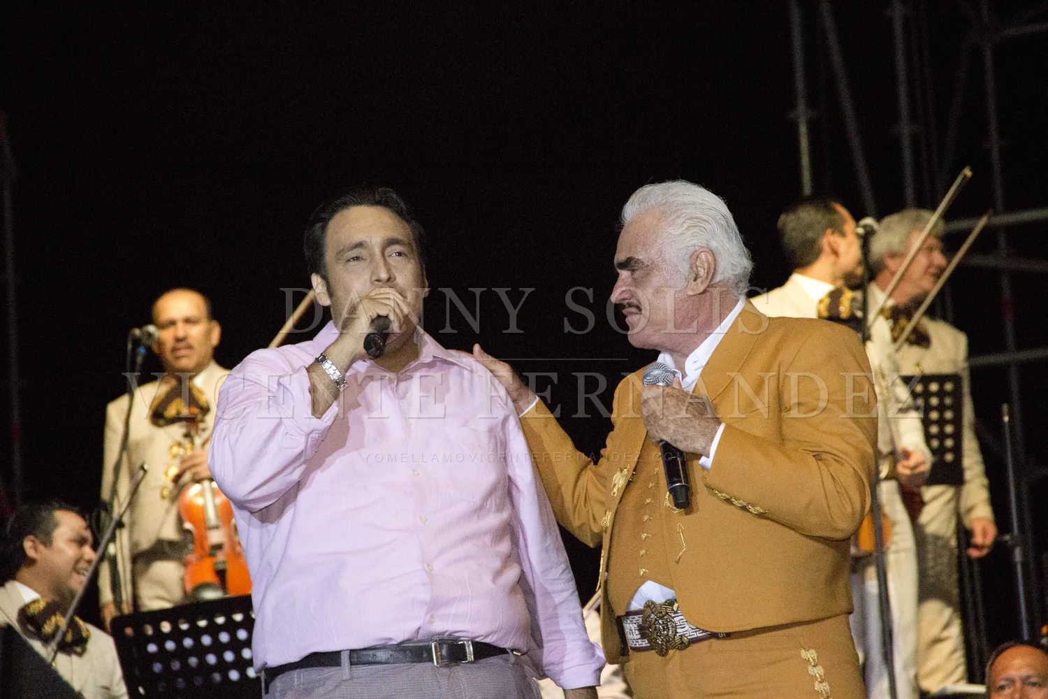 Danny Sol&iacute;s cantando junto a Vicente Fern&aacute;ndez