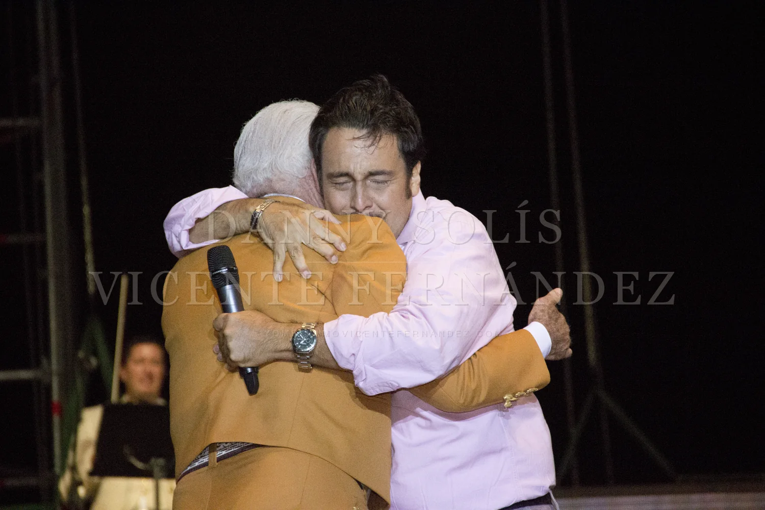 Danny Sol&iacute;s abrazando a Vicente Fern&aacute;ndez en el escenario